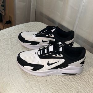 Nike Air Max Bolt, Women’s Size 8.5. Black and White, like new condition.